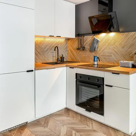 Beautiful With Balcony For 6 People In Cracow By Renters דירה קרקוב