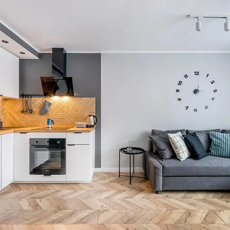 Beautiful With Balcony For 6 People In Cracow By Renters דירה קרקוב