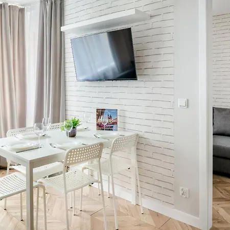 Beautiful With Balcony For 6 People In Cracow By Renters شقة كراكوفيا